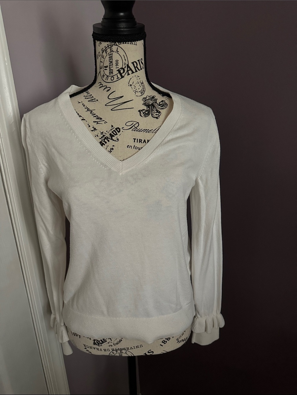 Banana Republic White V-Neck Long Sleeve Sweater with Ruffle Cuffs
